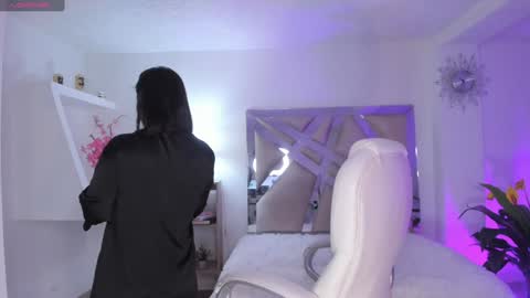 Kendall Jenner online show from 01-18-25, 04:26