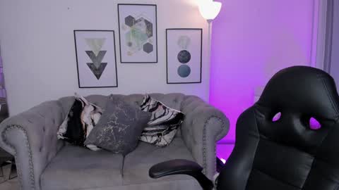 Kendall Jenner online show from 01-29-25, 01:58