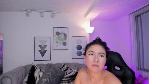 Kendall Jenner online show from 01-29-25, 05:09