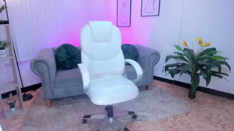 Kendall Jenner online show from 02-26-25, 04:25