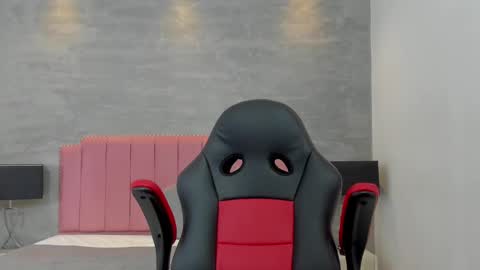 Snapshot of kendall_roous chatting on 10-15-25, 11:43 kendall_roous online show from 10-15-25, 11:43