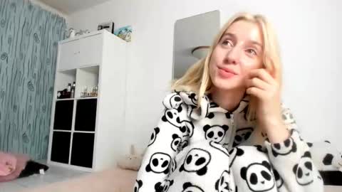 Kenzie online show from 10-10-25, 06:01