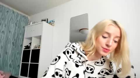 Kenzie online show from 10-19-25, 03:18