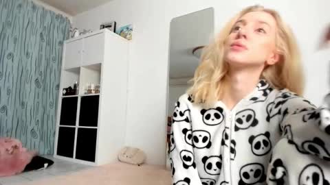 Kenzie online show from 11-02-25, 04:37