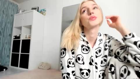 Kenzie online show from 11-24-25, 04:23