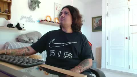 Snapshot of kevinduar53 chatting on 10-26-25, 11:05 kevin online show from 10-26-25, 11:05
