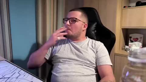 Snapshot of kevinnlovely chatting on 10-17-25, 08:33 Kevinn online show from 10-17-25, 08:33