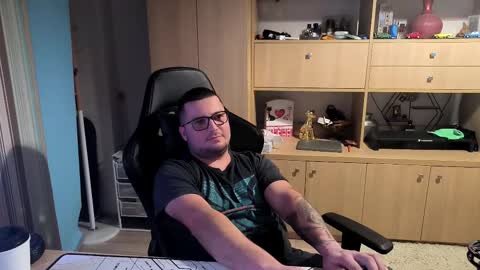 Snapshot of kevinnlovely chatting on 10-18-25, 07:03 Kevinn online show from 10-18-25, 07:03