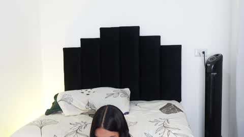 Snapshot of khloe_kaczka_ chatting on 01-11-25, 01:53 Khloe online show from 01-11-25, 01:53