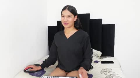 Snapshot of khloe_kaczka_ chatting on 02-25-25, 08:09 Khloe online show from 02-25-25, 08:09