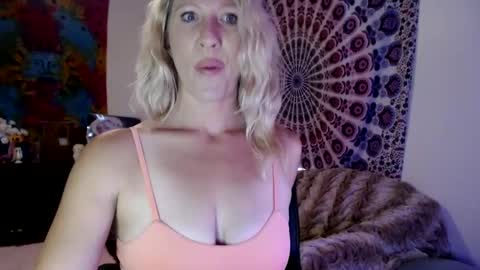 Snapshot of khwildnnout chatting on 09-18-25, 05:48 KELLYWILDNNOUT online show from 09-18-25, 05:48