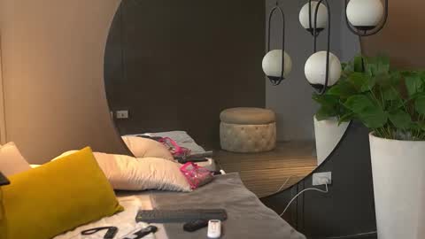 Kim online show from 10-29-25, 01:02