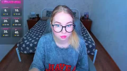 Snapshot of kim_girl_next_door chatting on 11-30-25, 10:19 KIM online show from 11-30-25, 10:19