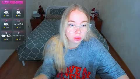 Snapshot of kim_girl_next_door chatting on 12-22-25, 09:39 KIM online show from 12-22-25, 09:39