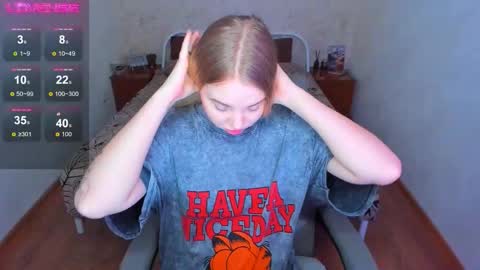 Snapshot of kim_girl_next_door chatting on 01-10-26, 08:38 KIM online show from 01-10-26, 08:38