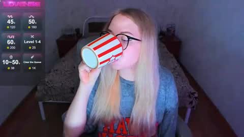 Snapshot of kim_girl_next_door chatting on 02-08-26, 10:29 KIM online show from 02-08-26, 10:29