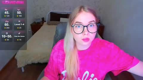 Snapshot of kim_girl_next_door chatting on 02-23-26, 01:30 KIM online show from 02-23-26, 01:30