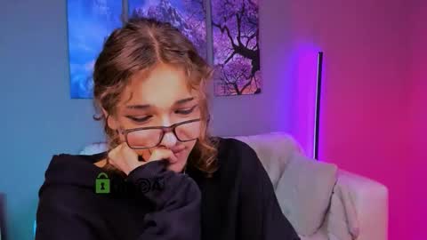 Snapshot of kim_roys chatting on 09-20-25, 12:44 kim online show from 09-20-25, 12:44