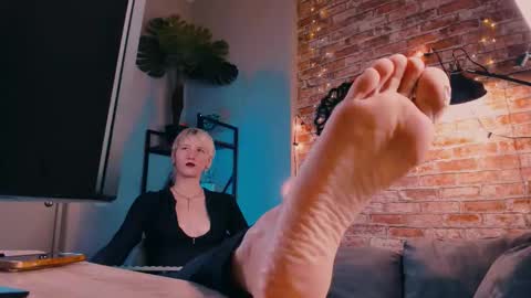 Kim online show from 11-22-25, 01:32