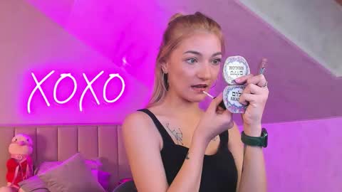 kimberlly_smith online show from 11-19-25, 01:05