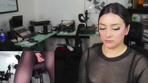 Snapshot of kimberly_clars chatting on 12-22-24, 11:20 Kimberly 1200-1900 GMT-5 online show from 12-22-24, 11:20