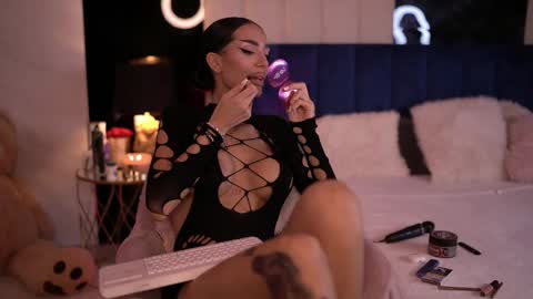 Kim online show from 11-20-25, 03:01