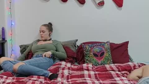 Scarred Thighs online show from 12-21-25, 04:52