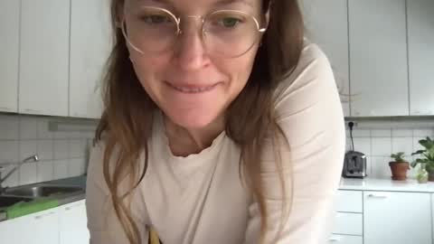 Snapshot of kinkyorange_ chatting on 12-18-24, 11:24 Mary the Soulmate online show from 12-18-24, 11:24