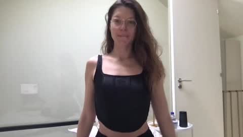 Snapshot of kinkyorange_ chatting on 01-09-25, 03:23 Mary the Soulmate online show from 01-09-25, 03:23