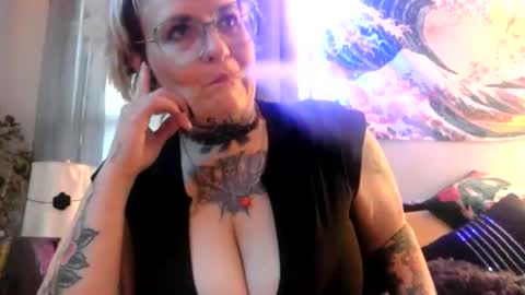 Snapshot of kinkypinkyplay2 chatting on 01-23-25, 01:02 Kinky Pinky online show from 01-23-25, 01:02