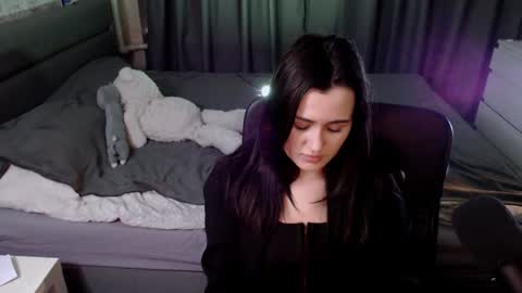 Snapshot of kira_yammy chatting on 12-28-24, 01:29 Kira follow me online show from 12-28-24, 01:29