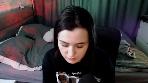 Snapshot of kira_yammy chatting on 01-01-25, 03:56 Kira follow me online show from 01-01-25, 03:56