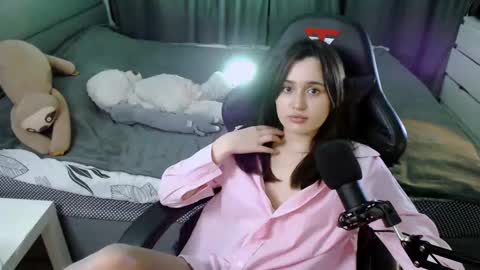 Snapshot of kira_yammy chatting on 02-14-25, 01:45 Kira follow me online show from 02-14-25, 01:45
