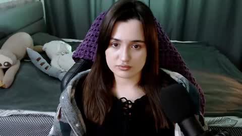 Snapshot of kira_yammy chatting on 02-14-25, 02:54 Kira follow me online show from 02-14-25, 02:54