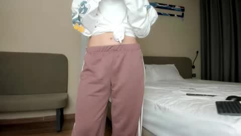 Snapshot of kiraempire chatting on 12-17-25, 04:24 love you online show from 12-17-25, 04:24