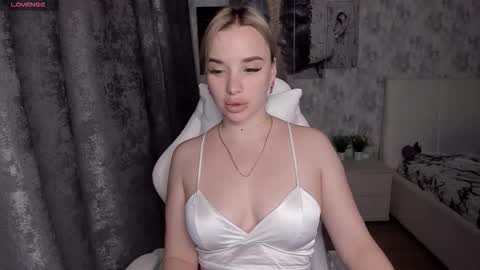 Snapshot of kirakrox chatting on 10-12-25, 06:40 kirakrox online show from 10-12-25, 06:40