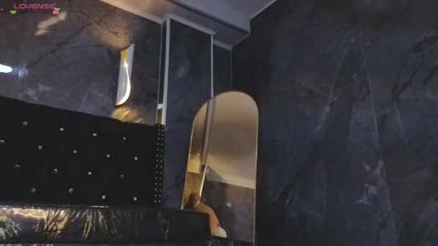 kitty_fox_b online show from 10-21-25, 01:23