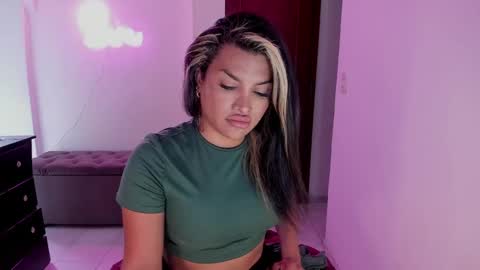 Snapshot of kittyhotts chatting on 02-03-25, 02:45 Sari bell online show from 02-03-25, 02:45