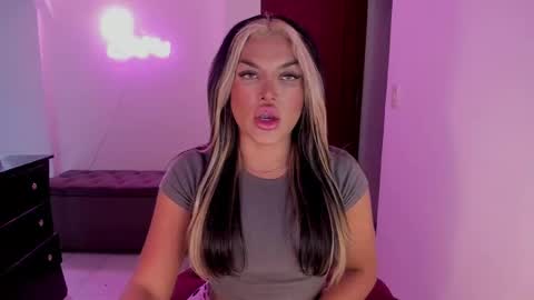 Snapshot of kittyhotts chatting on 02-08-25, 12:39 Sari bell online show from 02-08-25, 12:39