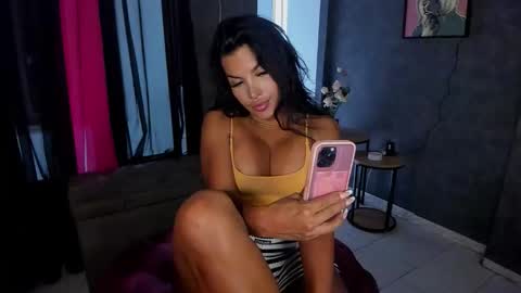 Snapshot of kittyhotts chatting on 09-15-25, 02:17 Sari bell online show from 09-15-25, 02:17