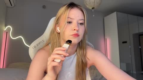 Snapshot of kittyloffe chatting on 04-12-26, 03:00 Monika online show from 04-12-26, 03:00