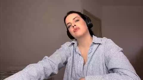 Snapshot of kizzymelonson chatting on 11-15-25, 10:45 Emma online show from 11-15-25, 10:45