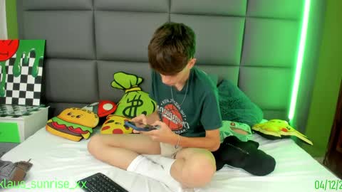 Snapshot of klaus_sunrise_xx chatting on 12-04-24, 10:35 KLAUS online show from 12-04-24, 10:35