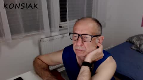 Snapshot of konsiak chatting on 09-18-25, 07:27 Komsiak online show from 09-18-25, 07:27