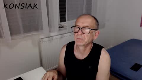 Snapshot of konsiak chatting on 09-19-25, 08:09 Komsiak online show from 09-19-25, 08:09