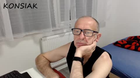 Snapshot of konsiak chatting on 10-14-25, 08:42 Komsiak online show from 10-14-25, 08:42