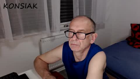 Snapshot of konsiak chatting on 10-19-25, 07:36 Komsiak online show from 10-19-25, 07:36