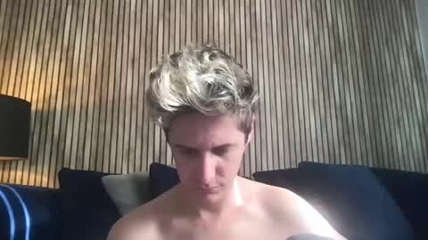 Snapshot of krisl77 chatting on 04-05-26, 04:37 krisl77 online show from 04-05-26, 04:37