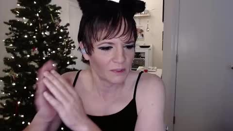 Snapshot of ktrichards77 chatting on 11-15-25, 05:27 Cait online show from 11-15-25, 05:27