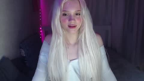 Emilia online show from 03-08-25, 02:23